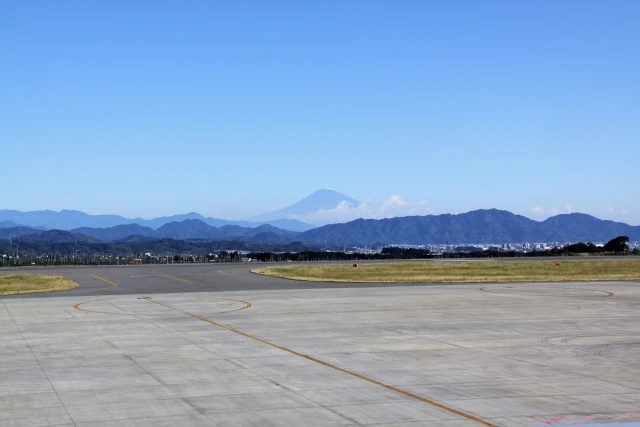 富士山静岡空港の山の上の外観写真